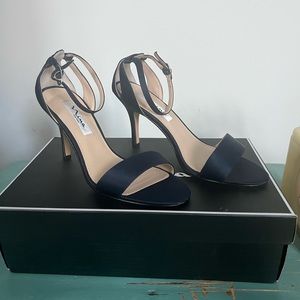 Nina Venita sandals brand new